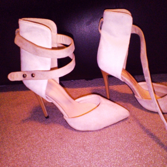 Heels - Picture 4 of 4